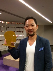 受賞後の日比遊一監督